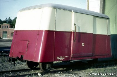 NKlJ UF2p 72 avställd utanför motorvagnshallen i Hagfors sommaren 1966. Fotot används efter tillstånd av Anders Jansson